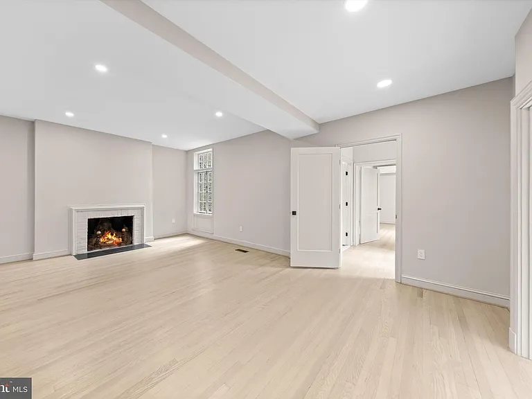 1525 35th St NW — Photo 5