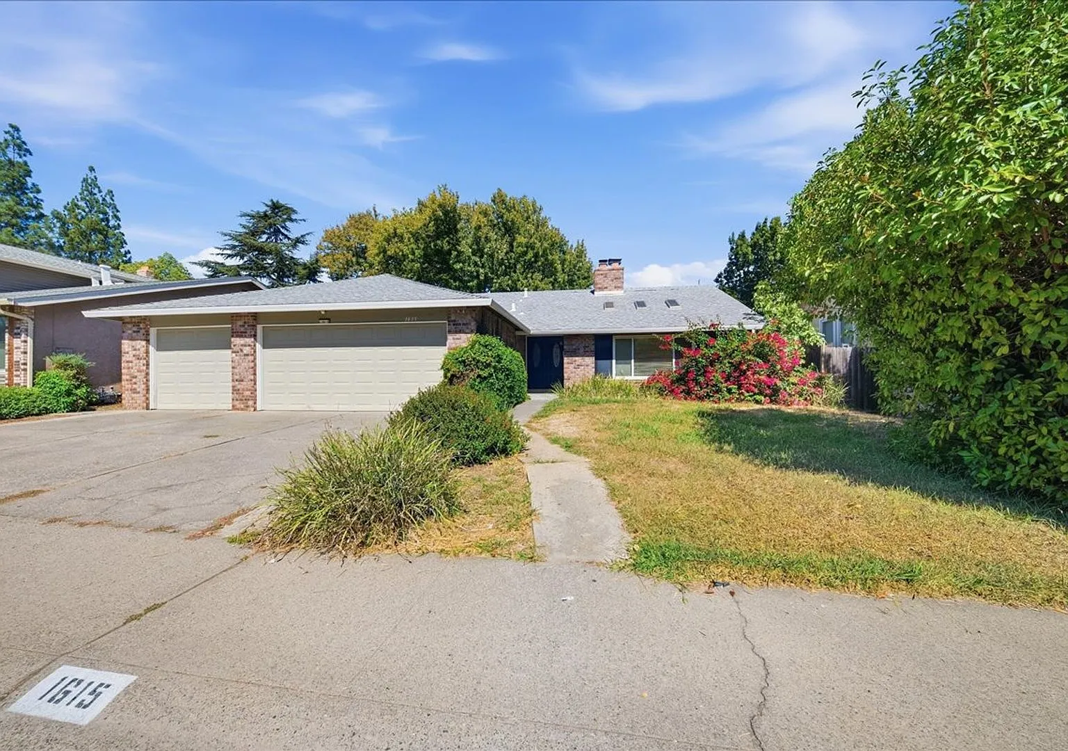 1615 Oakview Dr — Photo 1