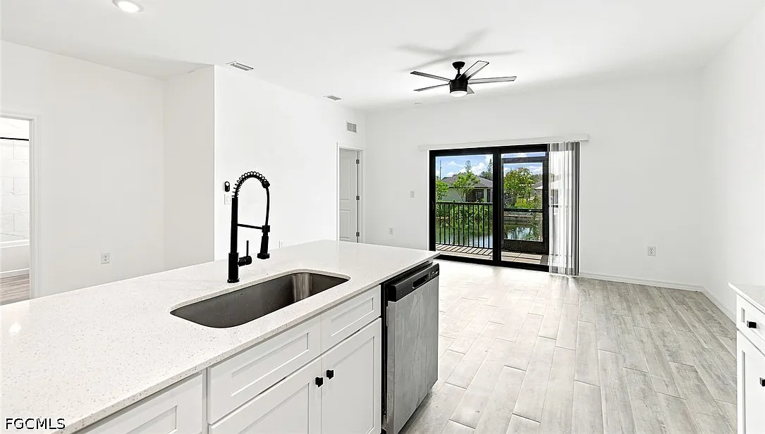 3 bed, 2.0 bath, 1300 sqft, $1,999 — Photo 2