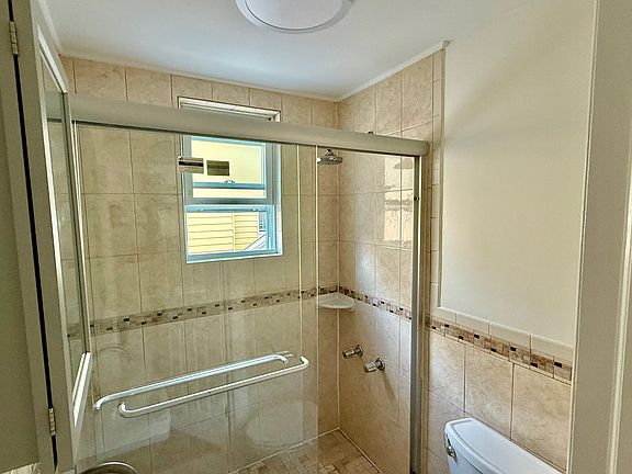 5th image of 137 Lake Ave #3W