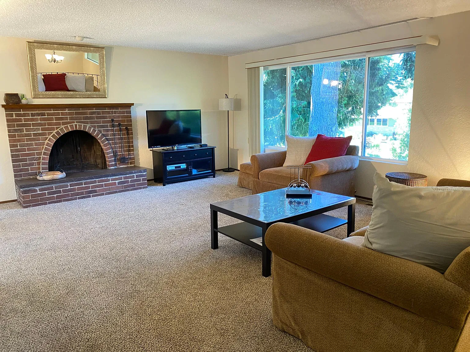 3 bed, 1400 sqft, $3,395 — Photo 2
