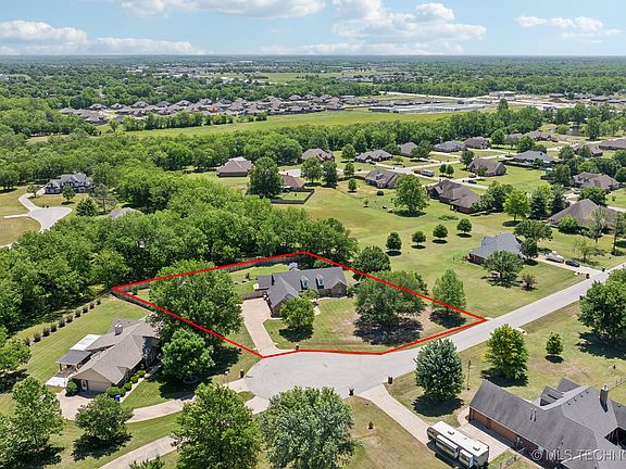 3rd image of 801 N Woodchuck Ln