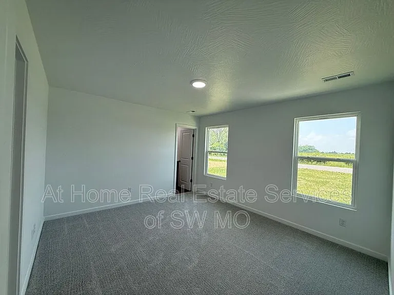 1098 Amherst Cir — Photo 9