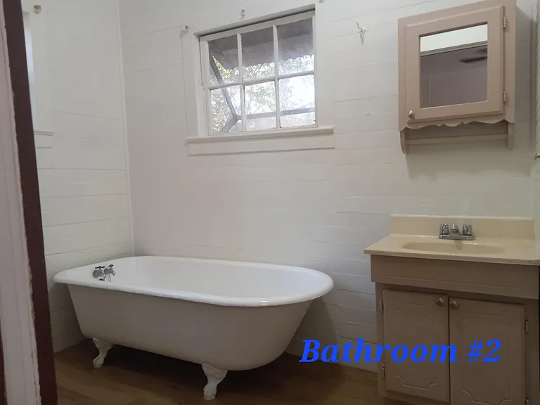 Clawfoot tub
