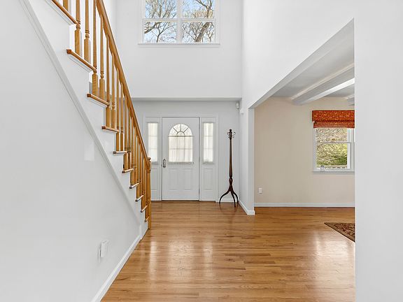 5th image of 85 Manor Ln