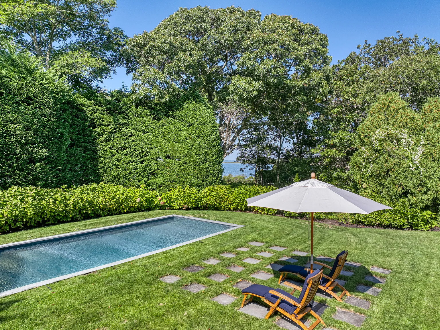 Perfect Gem in Southampton with Water Views — Photo 3