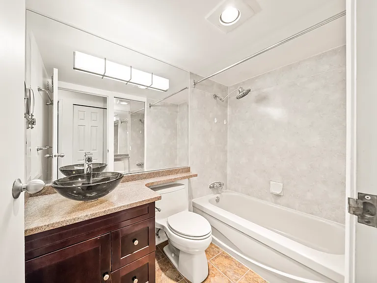 1050 Broughton St — Photo 15