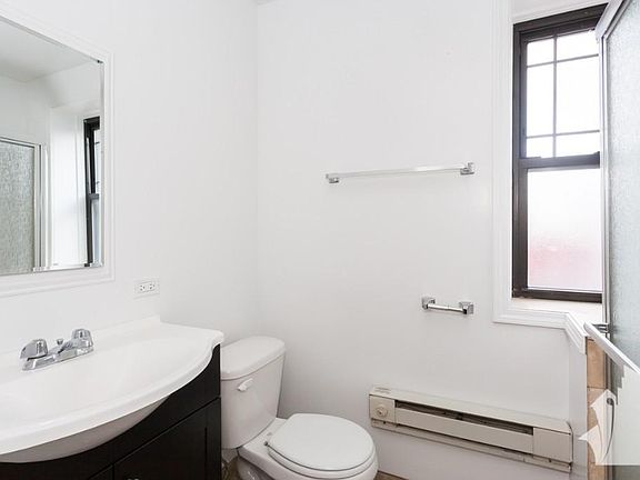 3rd image of 1025 W Argyle St #1426