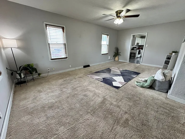 230 E Gilbert Dr — Photo 2