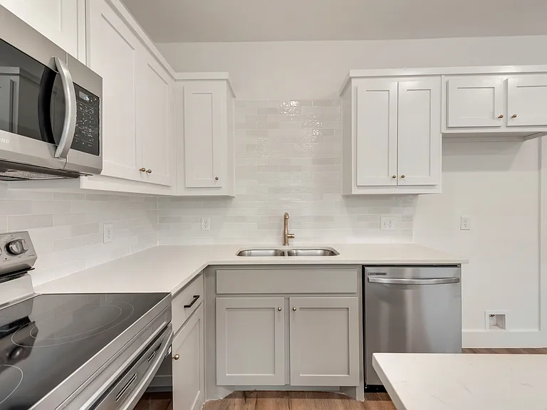 208 E 12th St — Photo 5