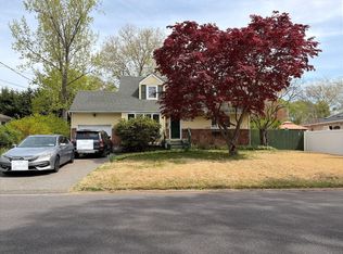 5 Dryden Pl, Greenlawn, NY 11740