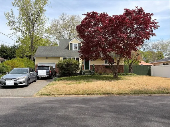 5 Dryden Pl, Greenlawn, NY 11740