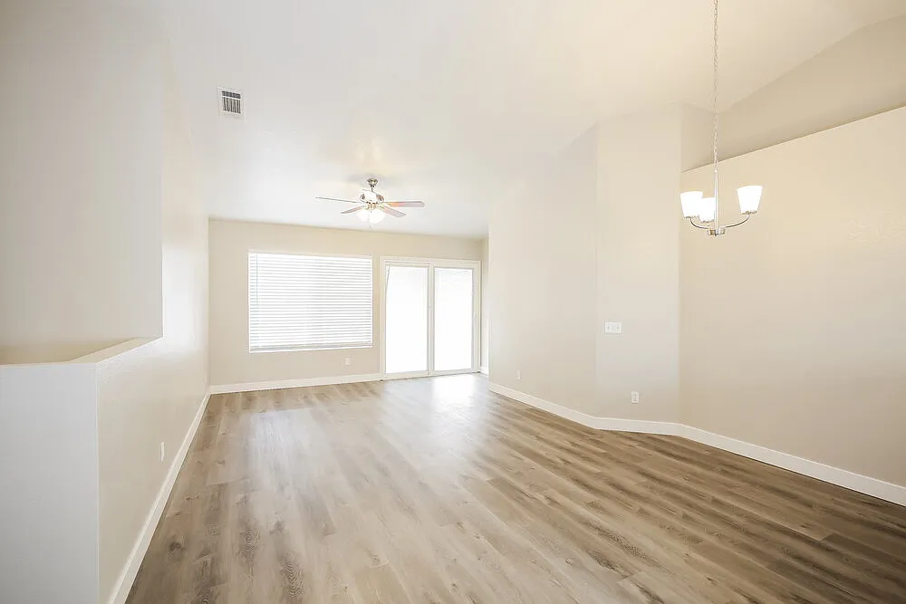 3 bed, 2.0 bath, 1374 sqft, $2,115 — Photo 4