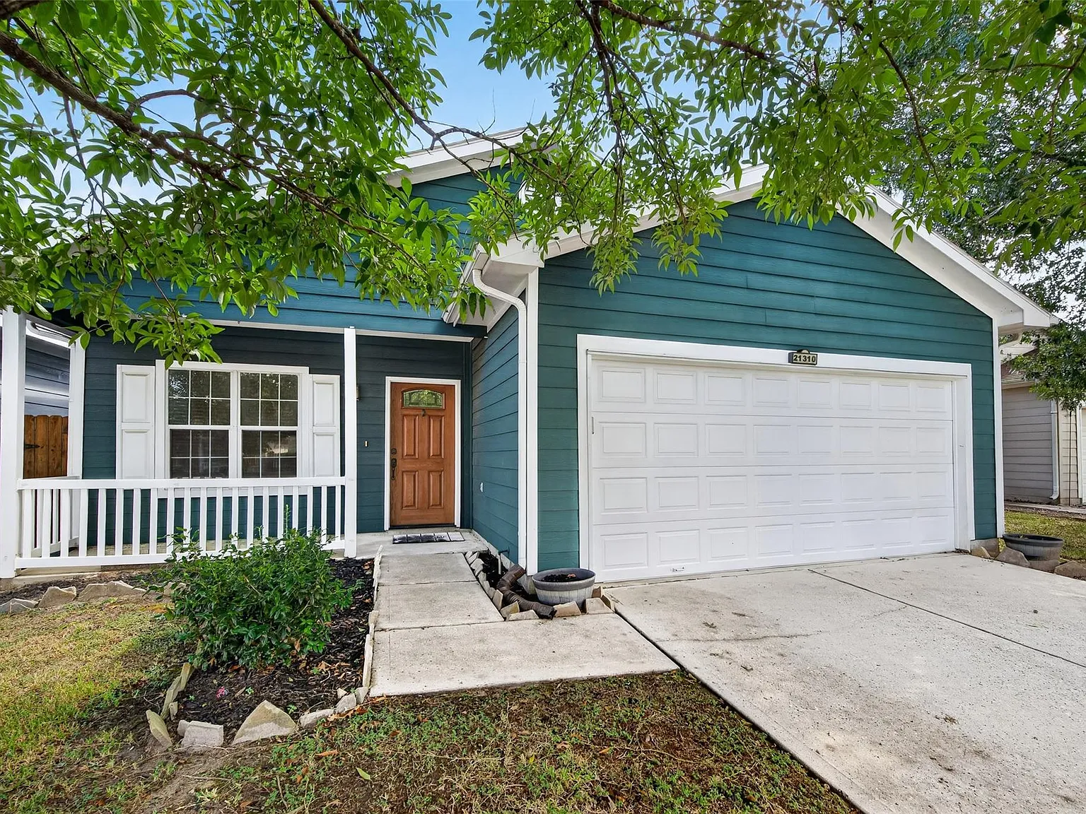 3 bed, 2.0 bath, 1619 sqft, $2,350 — Photo 3