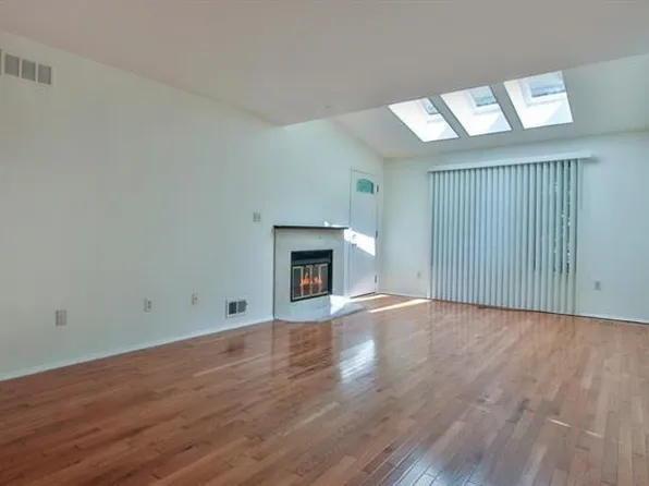 700 Mainsail Lane image 3 of 28