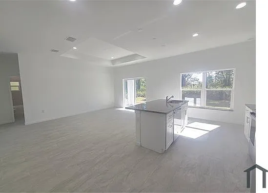 940 Sterling St E — Photo 9
