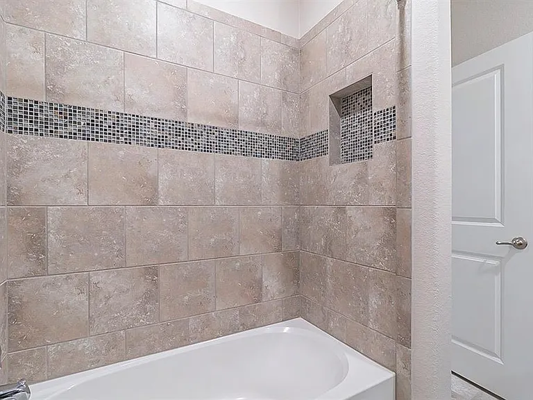 16141 Bronte Ln — Photo 6