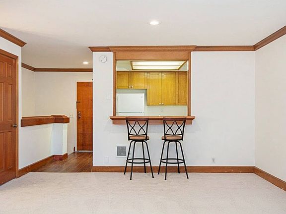 3rd image of 8850 Villa La Jolla Dr Unit 201