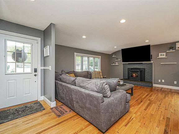 4th image of 18 Arleen Ave