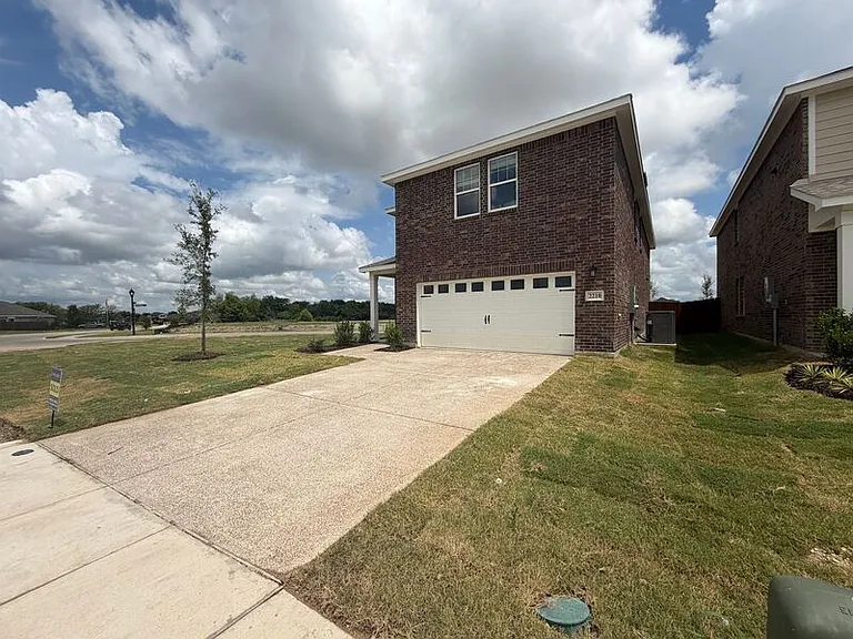 2210 Meadow Park Dr — Photo 1