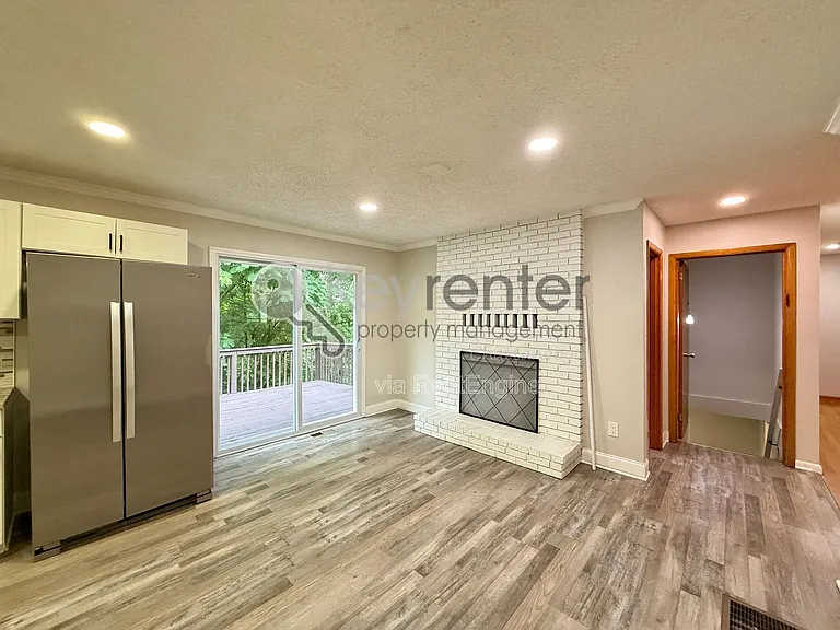 4630 Sherry Ln — Photo 6