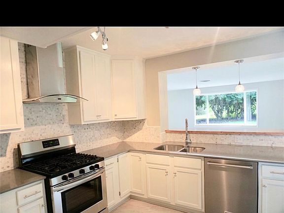 5th image of 209 Laurel St
