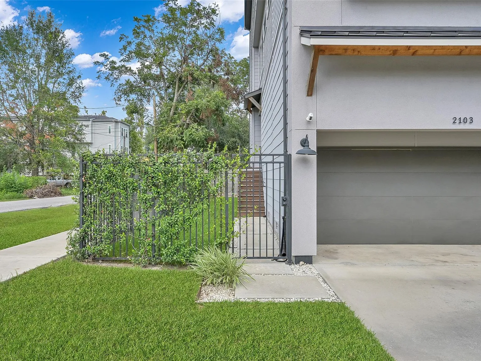 3 bed, 3.5 bath, 2297 sqft, $4,300 — Photo 3