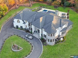 707 Black Hawk Ln, Franklin Lakes, NJ 07417
