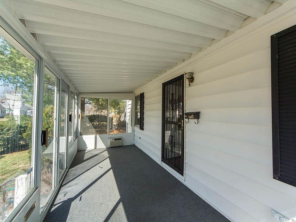 Screened entry to house