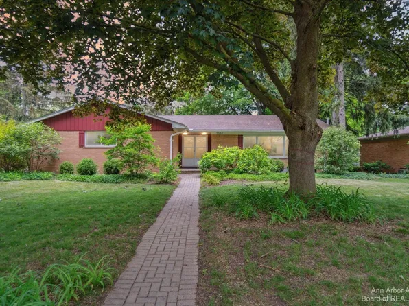 3556 Prestwick Ct, Ann Arbor, MI 48105