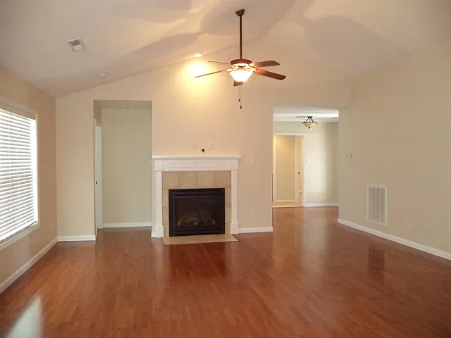 3 bed, 2.0 bath, 1663 sqft, $2,310 — Photo 4