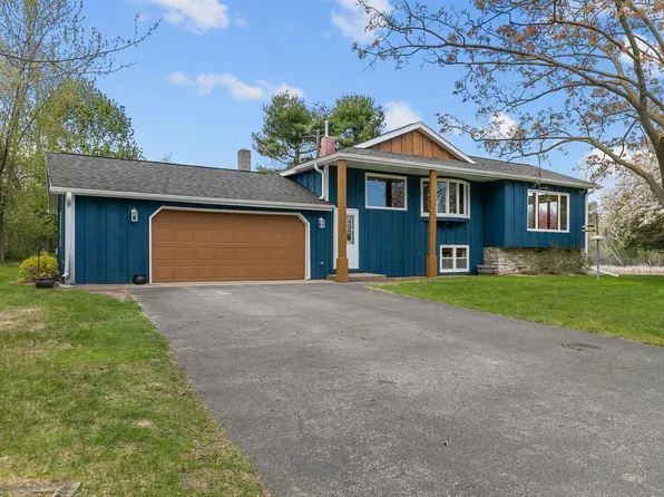 185 Island Dr, Iola, WI 54945
