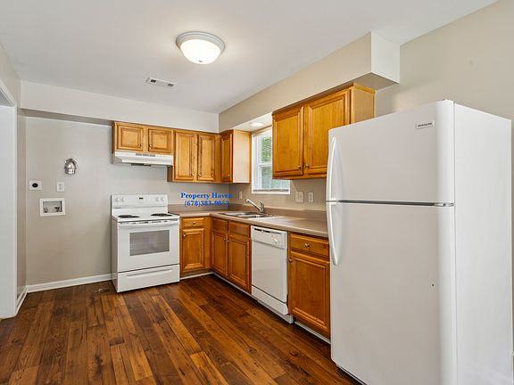 Kitchen with washer/dryer hookup