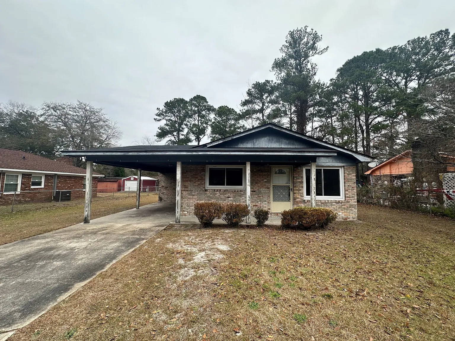 3 bed, 1.0 bath, 1025 sqft, $1,050 — Photo 2