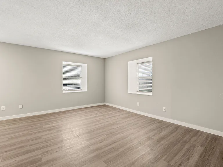 211 Louie St — Photo 12
