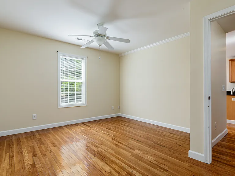 202 Clover Ct — Photo 10