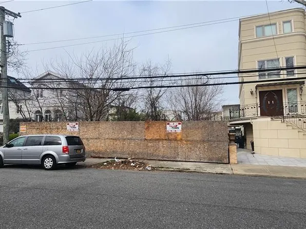 255 Mayfair Dr N, Brooklyn, NY 11234