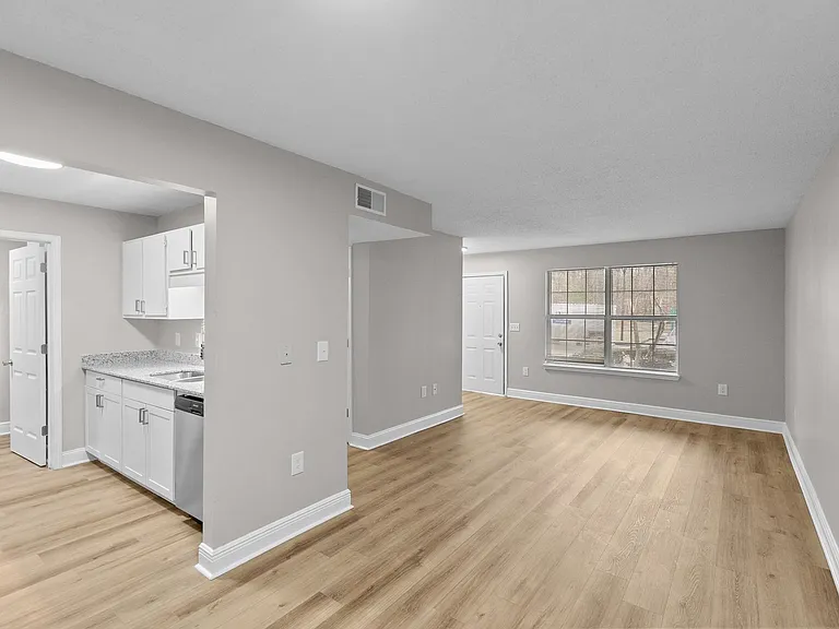 Pebble Creek Apartments — Photo 9