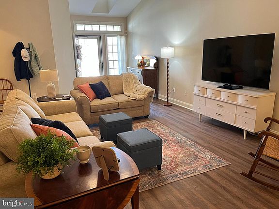 5th image of 330 Colony Point Pl
