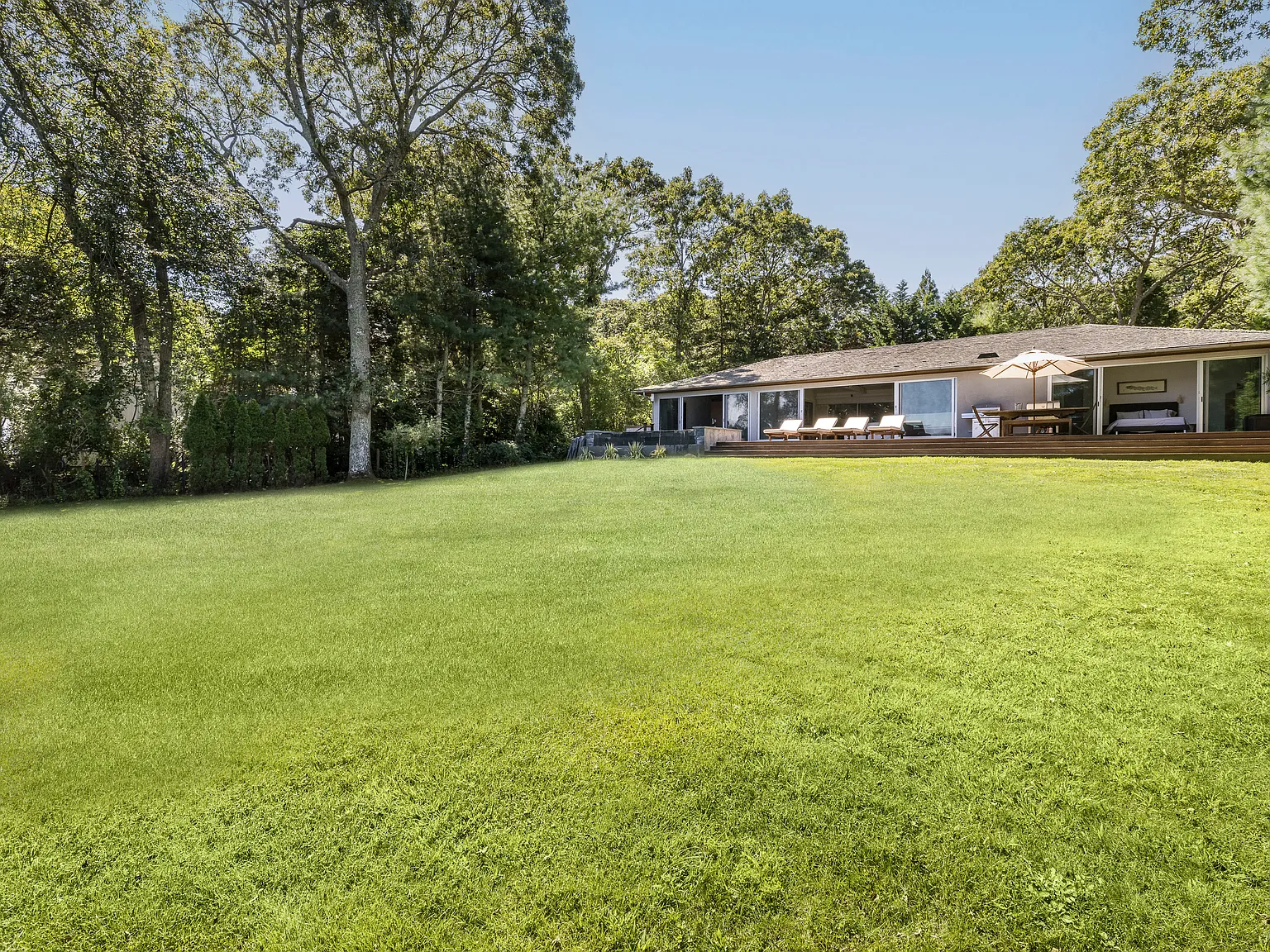 Chic Waterfront Retreat in Hampton Waters — Photo 2