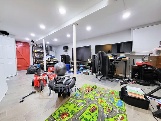 Rented by Dakis Group LLC | media 30