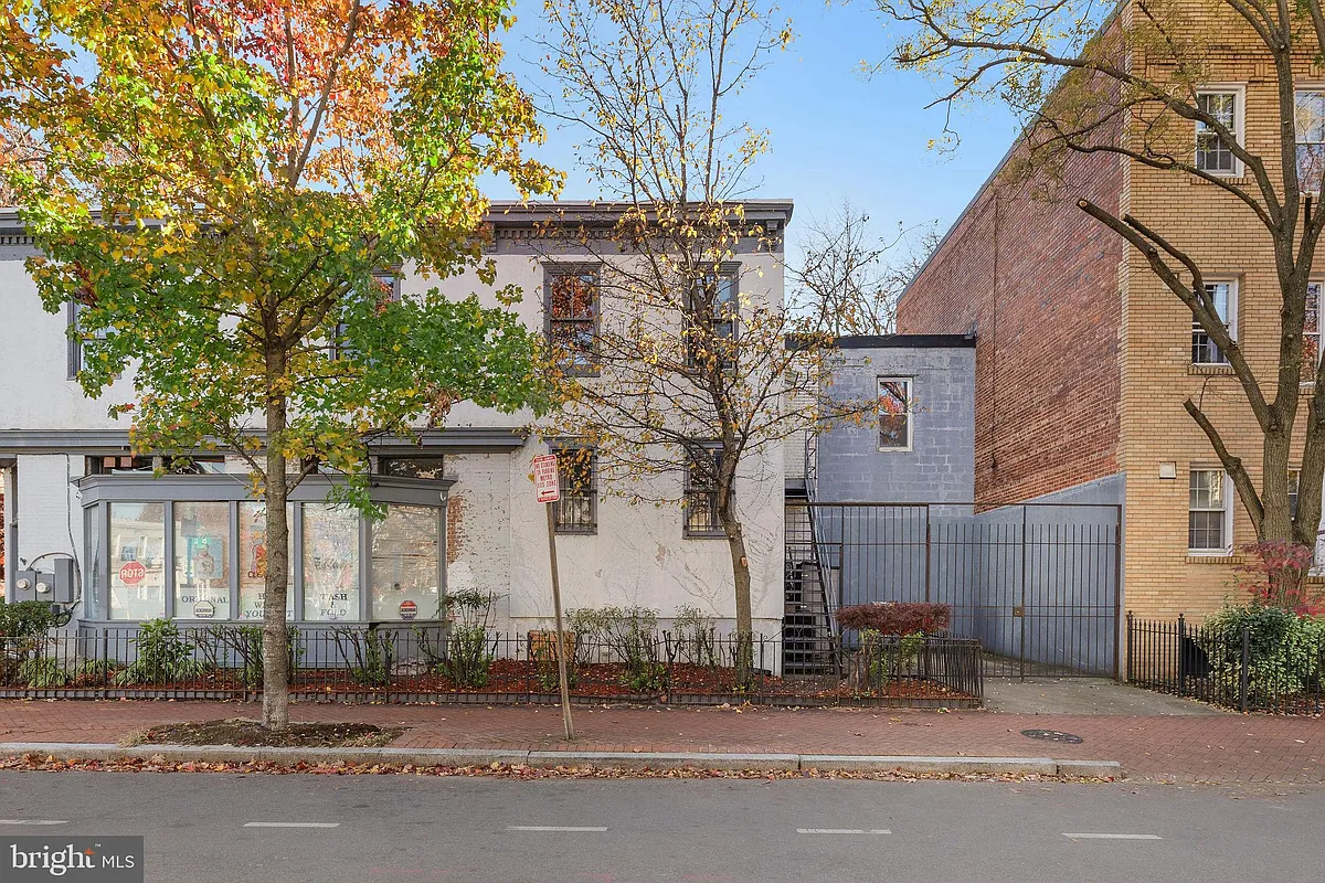 Building Photo - 721 D St NE