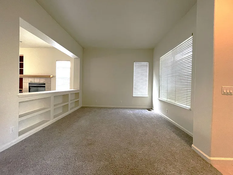 1115 Waverly Dr — Photo 3