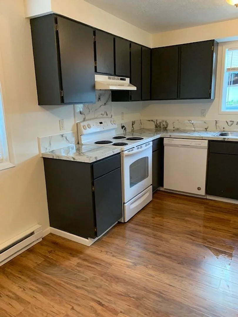 1211 Summers Ln — Photo 2