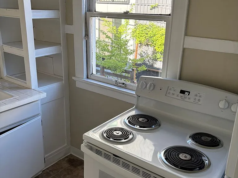 220 Belmont Ave E — Photo 14