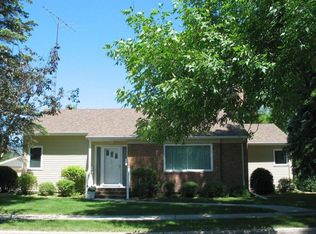 1506 Robertson Ct, Grand Forks, ND 58201