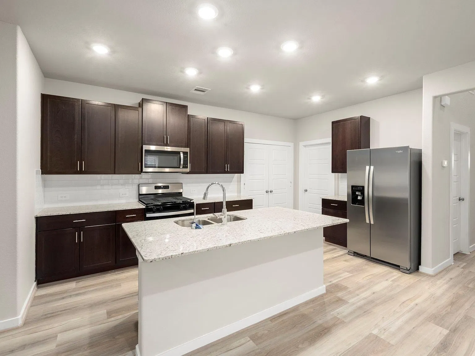 4 bed, 2.0 bath, 2253 sqft, $2,300 — Photo 4
