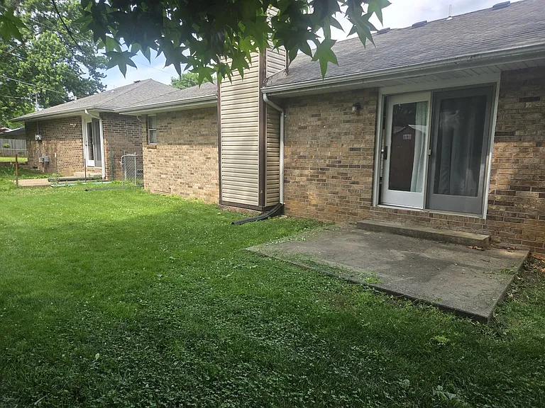 2051 S Kentwood Ave — Photo 10