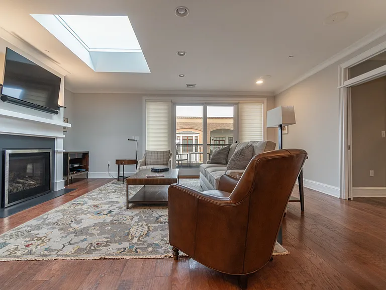 37 Henry St #401 — Photo 7