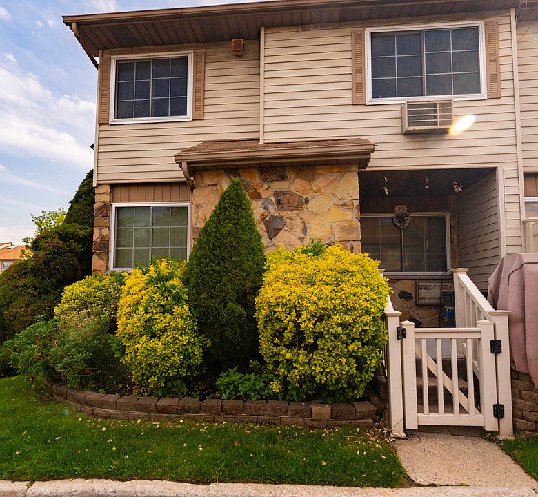 1st image of 23 Lynn Ct